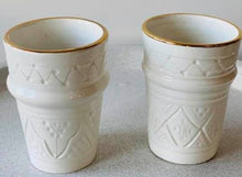 Download image to view Gallery, Valkoinen kaiverrettu muki kultasomistein