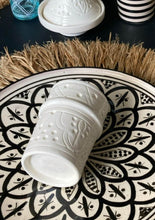 Download image to view Gallery, Valkoinen kaiverrettu keramiikkamuki