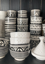 Download image to view Gallery, Mustavalkoinen kuvioitu keramiikkamuki
