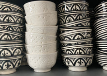 Download image to view Gallery, Valkoinen kaiverrettu keramiikkakulho