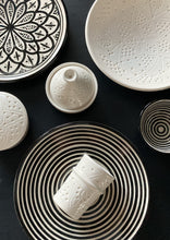 Download image to view Gallery, Valkoinen kaiverrettu keramiikkamuki