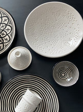 Lataa kuva Galleria-katseluun, Valkoinen keramiikkalautanen