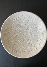 Lataa kuva Galleria-katseluun, Valkoinen keramiikkalautanen