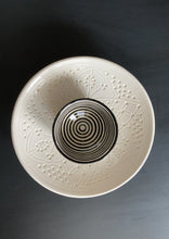 Lataa kuva Galleria-katseluun, Valkoinen keramiikkalautanen