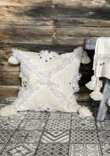 Download image to view Gallery, Marokkolainen hapsutyyny tupsuilla