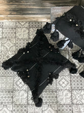 Download image to view Gallery, Marokkolainen hapsutyyny tupsuilla