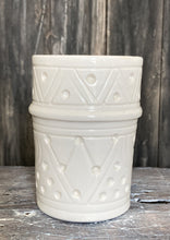 Download image to view Gallery, Valkoinen kaiverrettu keramiikkamuki