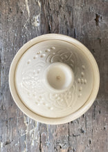 Lataa kuva Galleria-katseluun, Valkoinen kaiverrettu taginepata