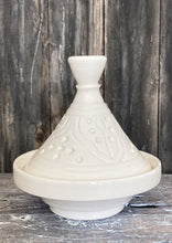 Lataa kuva Galleria-katseluun, Valkoinen kaiverrettu taginepata