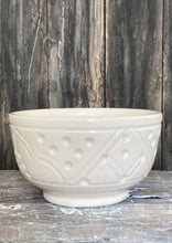 Download image to view Gallery, Valkoinen kaiverrettu pieni keramiikkakulho