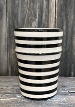 Download image to view Gallery, Mustavalkoinen raidallinen keramiikkamuki