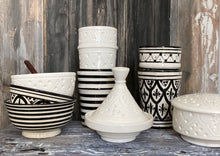 Lataa kuva Galleria-katseluun, Valkoinen kaiverrettu taginepata