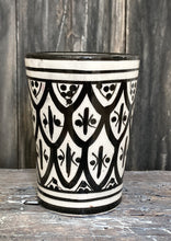 Download image to view Gallery, Mustavalkoinen kuvioitu keramiikkamuki