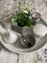 Lataa kuva Galleria-katseluun, Valkoinen kaiverrettu pieni taginepata