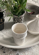 Download image to view Gallery, Valkoinen kaiverrettu keramiikkamuki