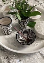 Download image to view Gallery, Mustavalkoinen kuvioitu keramiikkamuki