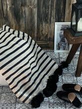 Download image to view Gallery, Pom Pom -peitto Beige/musta