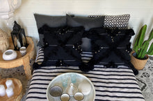 Download image to view Gallery, Marokkolainen hapsutyyny tupsuilla