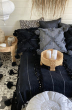 Download image to view Gallery, Marokkolainen hapsutyyny tupsuilla