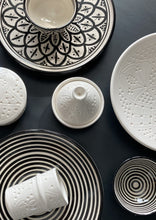 Lataa kuva Galleria-katseluun, Valkoinen kaiverrettu pieni taginepata