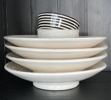 Lataa kuva Galleria-katseluun, Valkoinen keramiikkalautanen