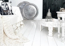 Download image to view Gallery, Valkoinen Chakki-pöytä