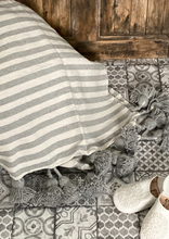 Download image to view Gallery, Pom Pom -peitto Valkoinen/harmaa