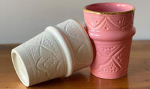 Download image to view Gallery, Kaiverrettu keramiikkamuki kultasomistein (TILAUSTUOTE)