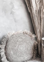 Download image to view Gallery, Afrikkalainen Raffia hapsutyyny