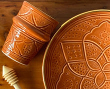 Download image to view Gallery, Ruskeanoranssi kaiverrettu muki