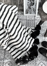 Download image to view Gallery, Pom Pom -peitto Valkoinen/musta